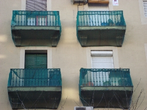 Estado de los balcones que presentaban grietas en el forjado con peligro de desprendimientos.